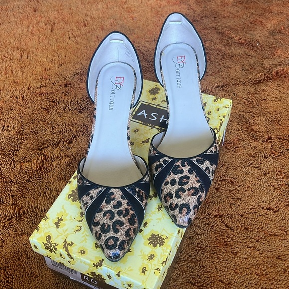 Gorgeous Leopard d'orsay-style pump - Picture 2 of 5